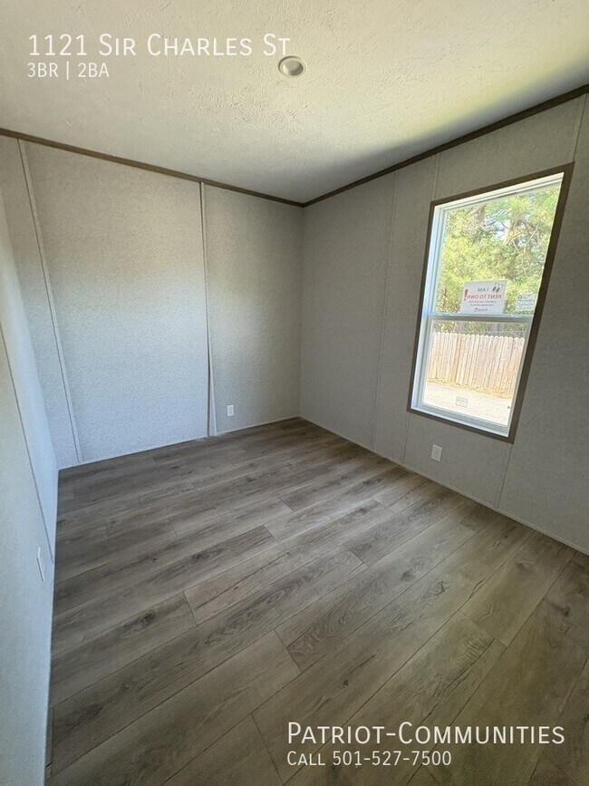 Building Photo - 1121 Sir Charles St