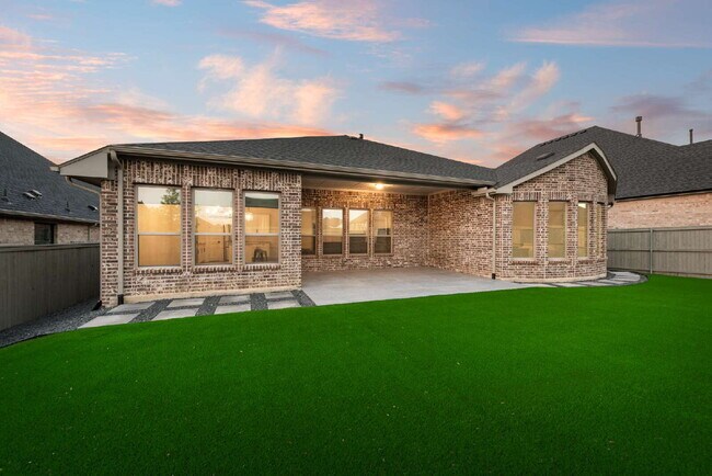 Building Photo - "Spacious 4-Bedroom Retreat with 2.5 Baths...