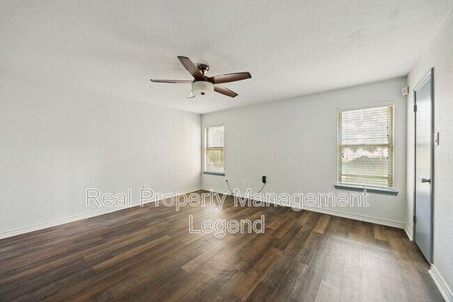 Building Photo - 2024 Robinson St