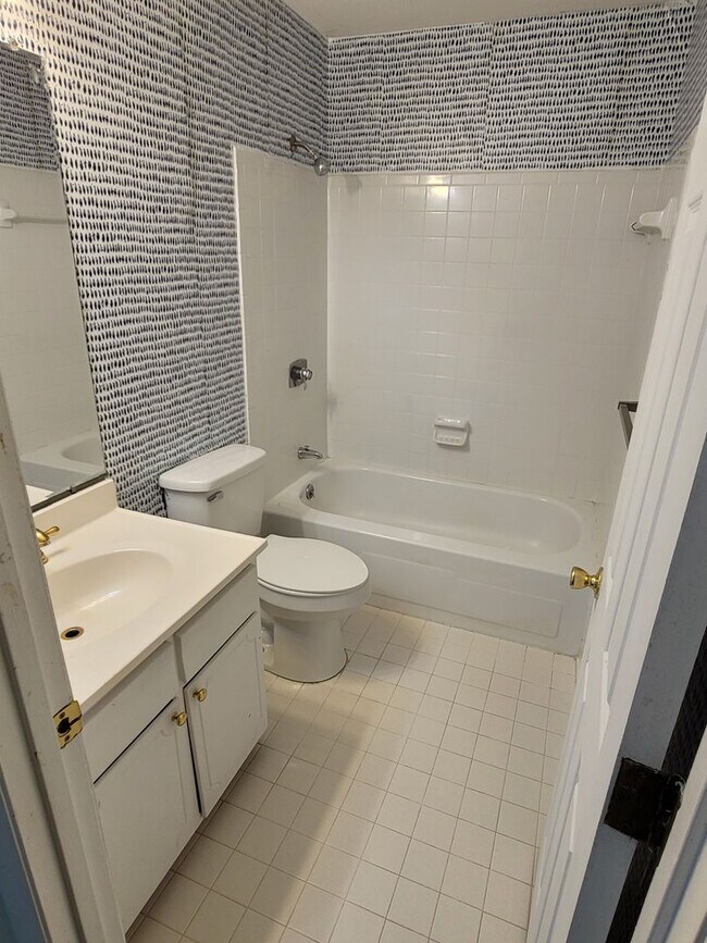 Building Photo - 1704 Ashford Ln