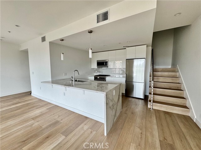Building Photo - 957 S Figueroa St