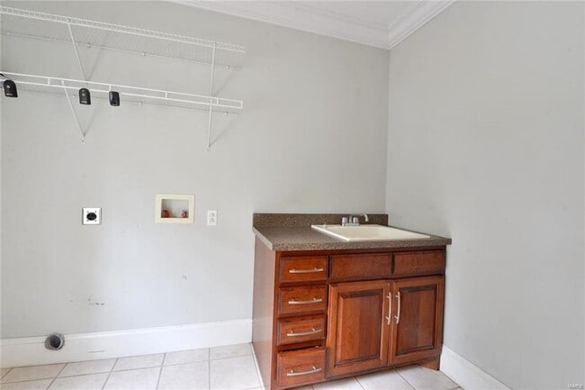 Building Photo - 8940 Ladue Rd