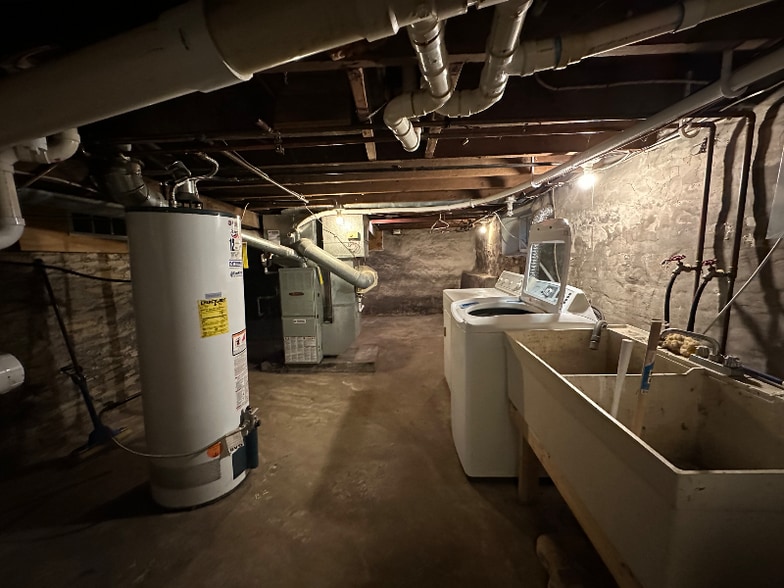 Building Photo - 252 S Oak St