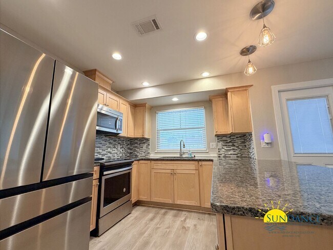 Building Photo - Beautiful 3-Bedroom Pool Home in Destin – Lawn & Pool Service Included!