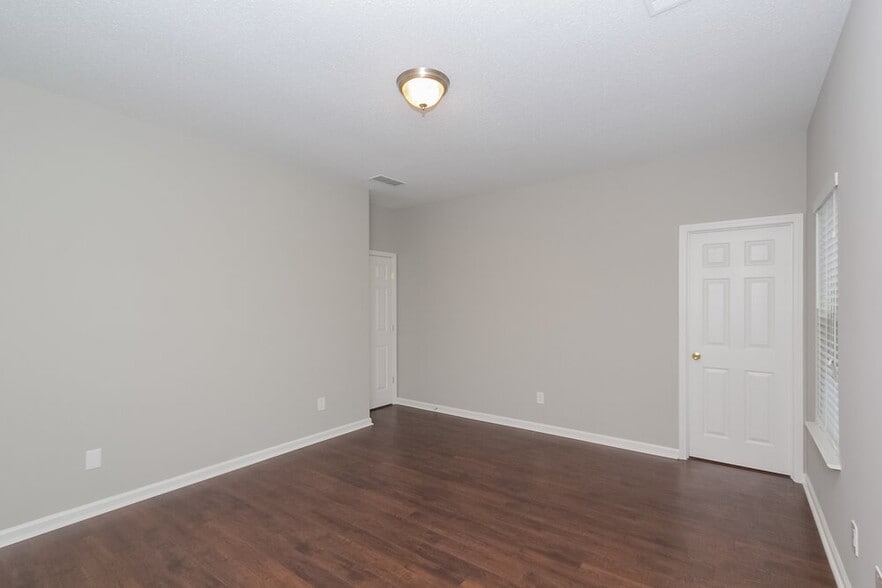 Building Photo - 1604 Thornwick Trace