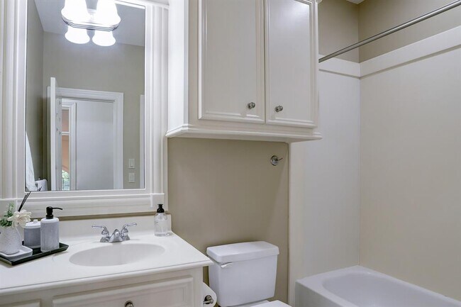 Building Photo - 127 E Bracebridge Cir
