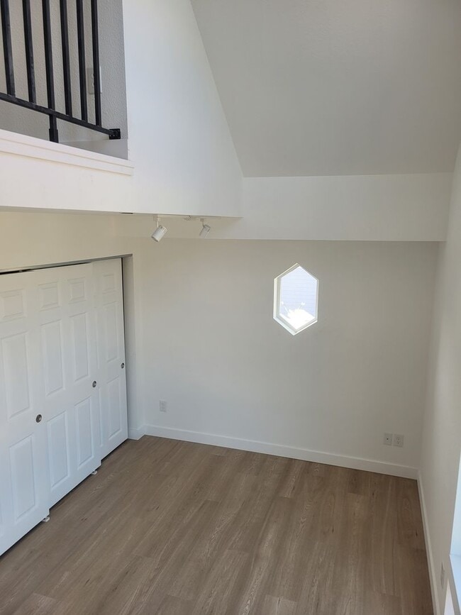 Building Photo - NEWLY Renovated Spacious 1 bedroom unit wi...