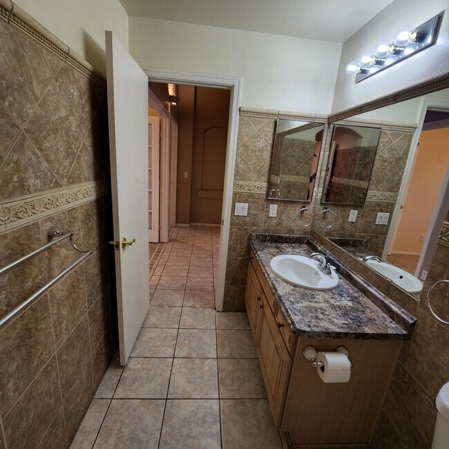 Building Photo - 1382 W Via Rio Blanco