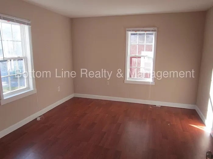 Building Photo - Room in Single Family Home on Plainview Rd