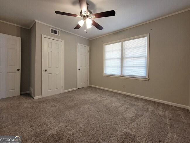 Building Photo - 268 Elks St