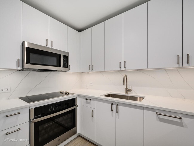 Building Photo - 340 W Diversey Pkwy