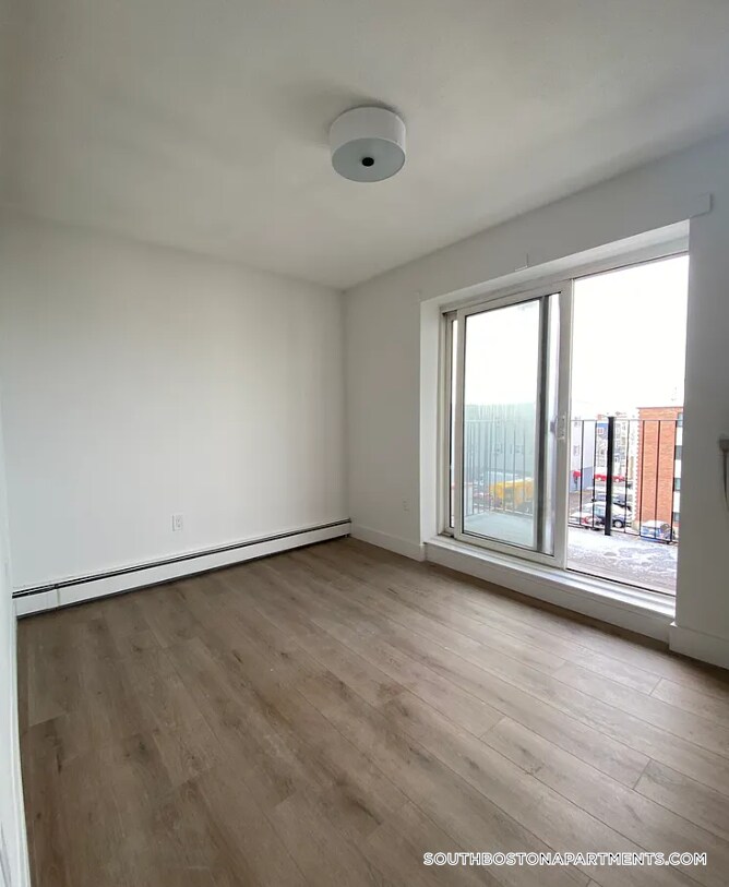 Building Photo - 741 E 6th St