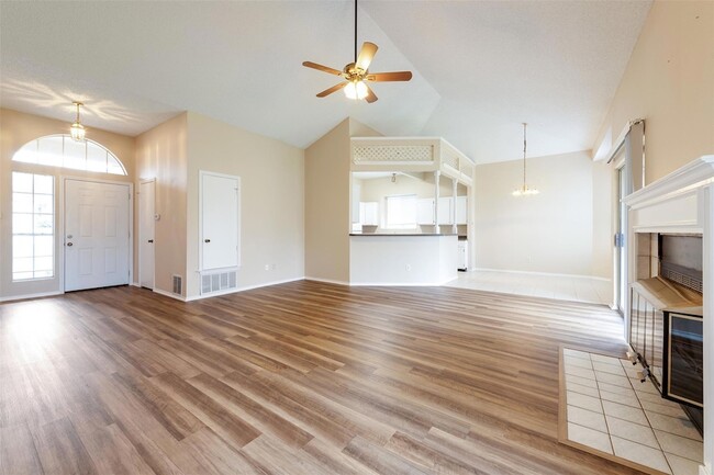 Building Photo - 14504 Sandy Side Dr
