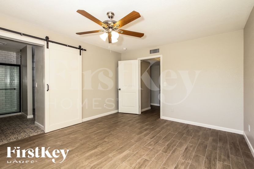 Building Photo - 4237 W Grovers Ave