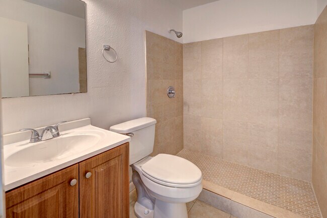 Building Photo - 858 Crystal Lake Dr