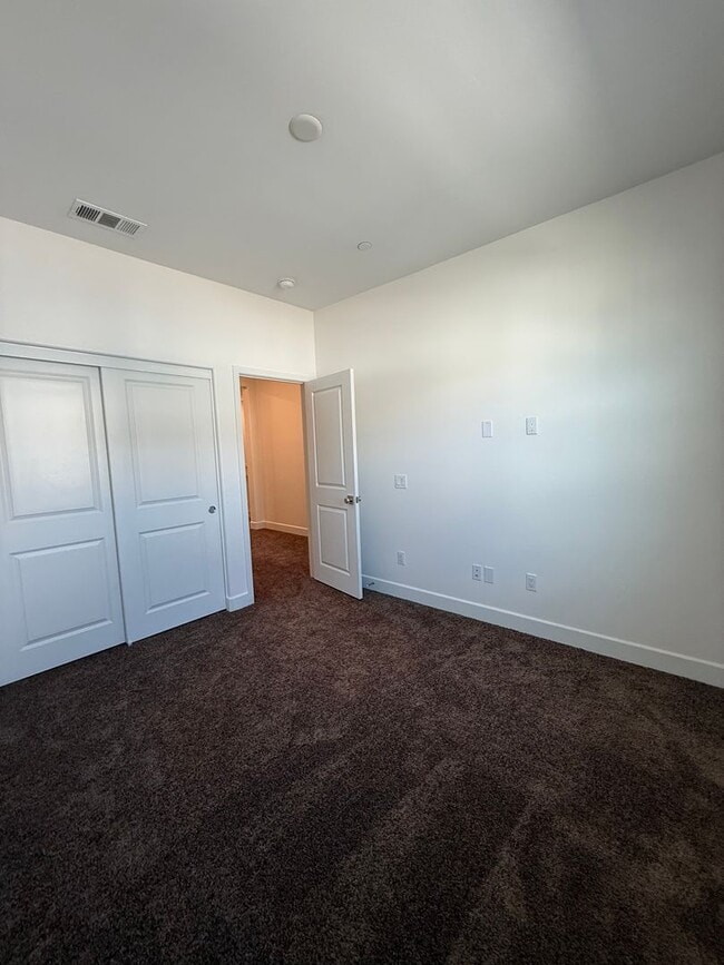 Building Photo - 3 bedroom + loft, 2 1/2 bath townhome in amazing Simi Valley location