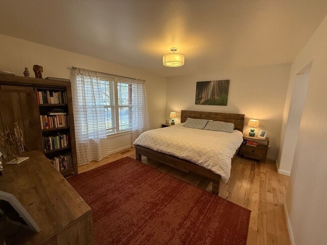 Building Photo - Beautiful 3 Bed/2.5 Bath Home in West Bend - Albany Ave