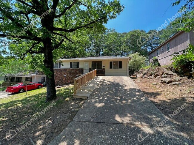 Building Photo - Beautiful and Modern 3 BD 1 BA with 1,196 ...