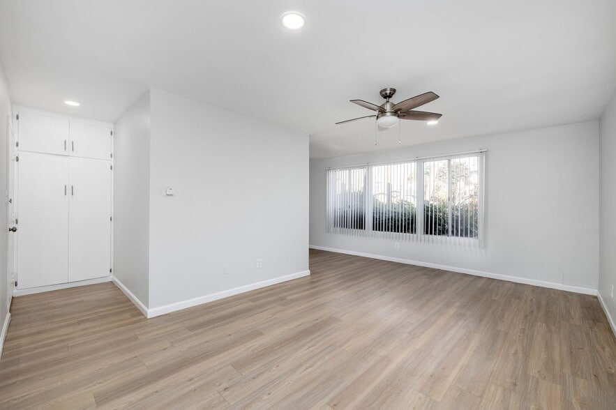 Interior Photo - 3537 Clarington Ave