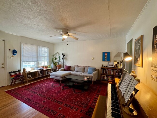 Building Photo - 202 W Poplar Ave