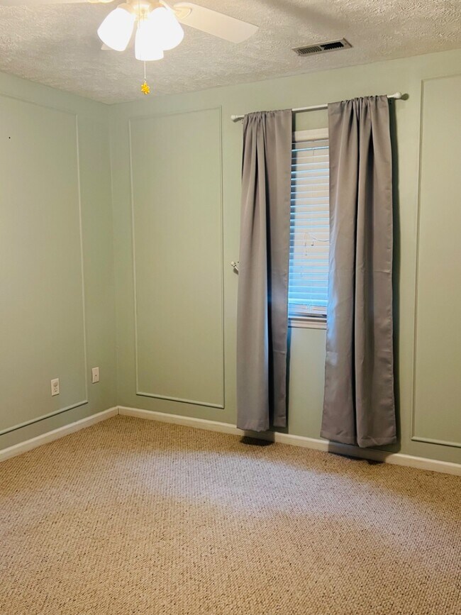 Building Photo - 208 Elmhurst Rd