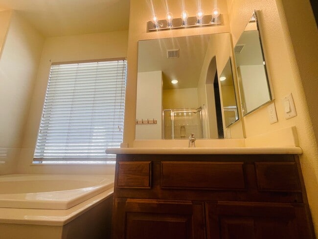 Building Photo - Newly Renovated 5 bd, 3 bth, Loft, w/ down...