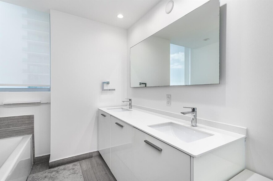 Building Photo - 1300 Brickell Bay Dr