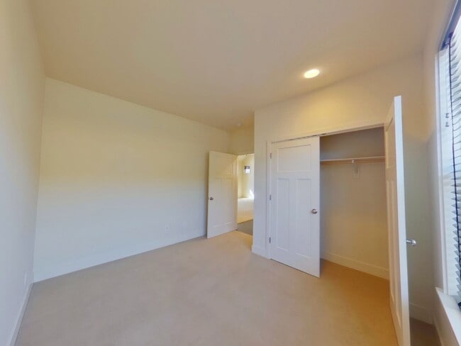 Building Photo - Newer Duplex Near Autzen Stadium - 3Bed/2B...