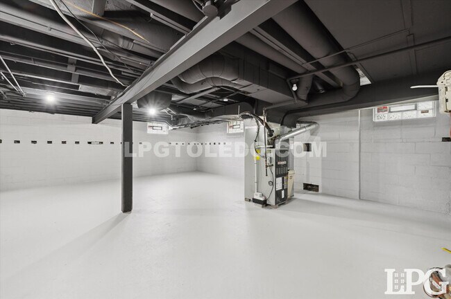Building Photo - 928 W Gramercy Ave