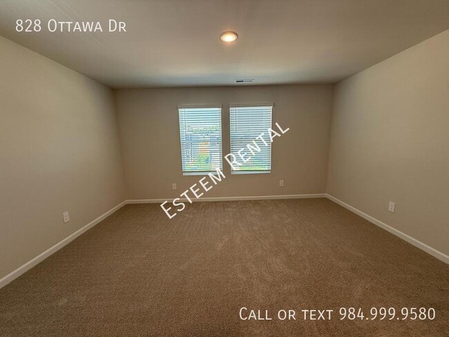 Building Photo - 828 Ottawa Dr