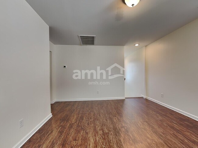 Building Photo - 330 Crabapple Cir