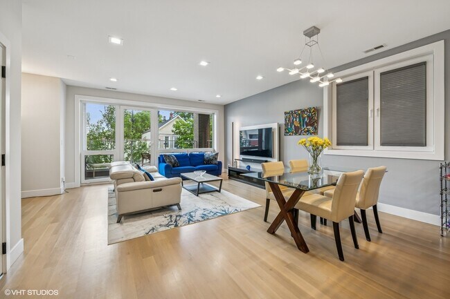 Building Photo - 2149 W Belmont Ave