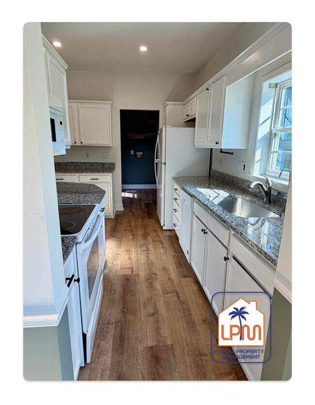 Building Photo - Spacious 3-Bed Retreat with Granite Kitchen & Cozy Fireplace