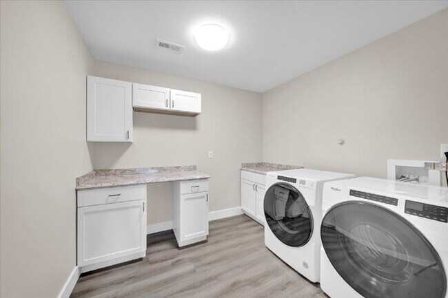 Building Photo - 15401 Adelay Ct