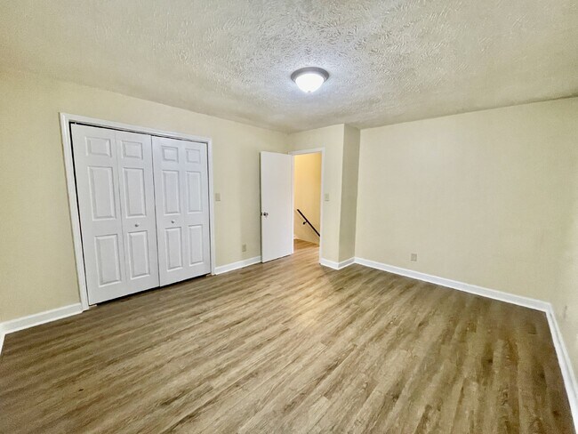 Building Photo - 2 bedroom, 1.5 bathroom townhome in Creeks Edge. Accepts Section 8.