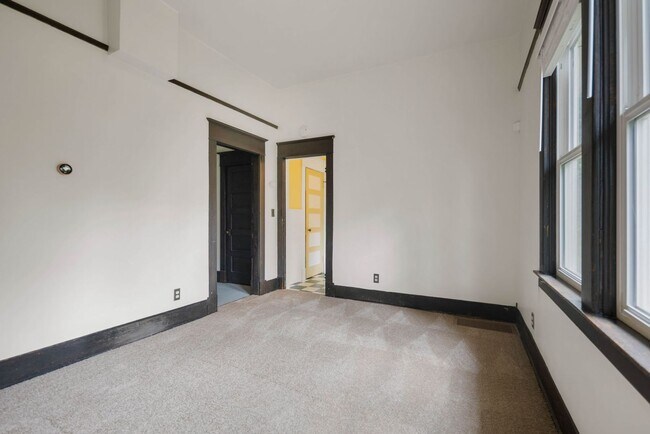 Building Photo - 712 SW 3rd Pl