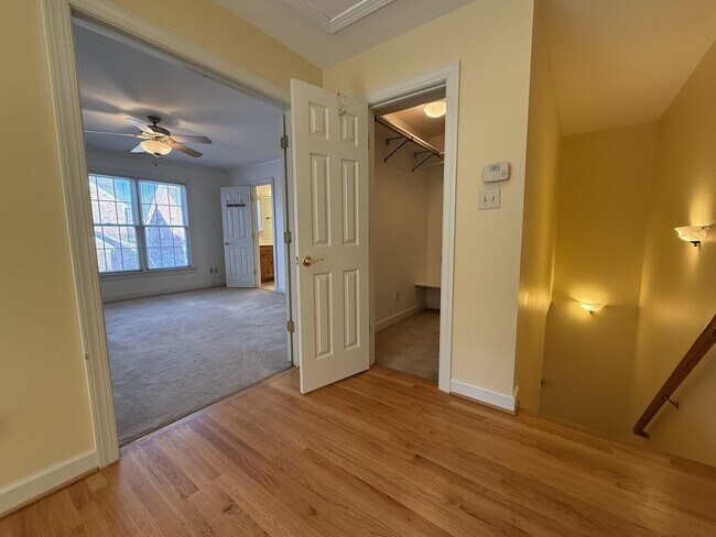 Building Photo - Immaculate End-Unit Townhome in Port Warwick