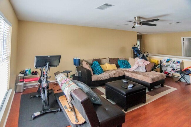 Building Photo - 1117 Del Roy Dr