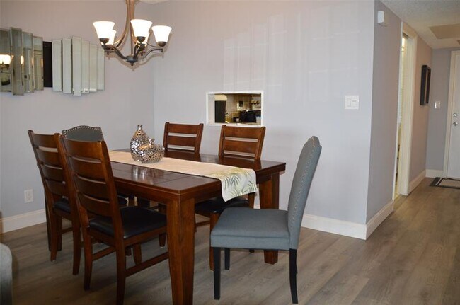 Building Photo - 3080 N Course Dr