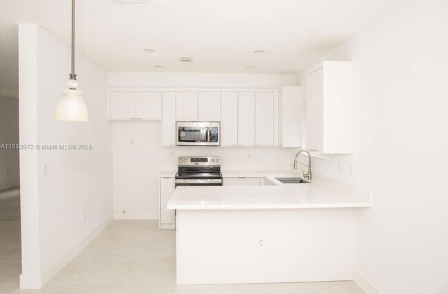 Building Photo - 273 SE 32nd Ave
