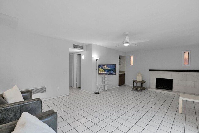 Building Photo - 2420 W Mandalay Ln