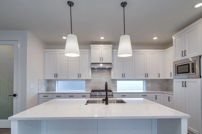Building Photo - Spacious Westside Home with Loft and Upgra...