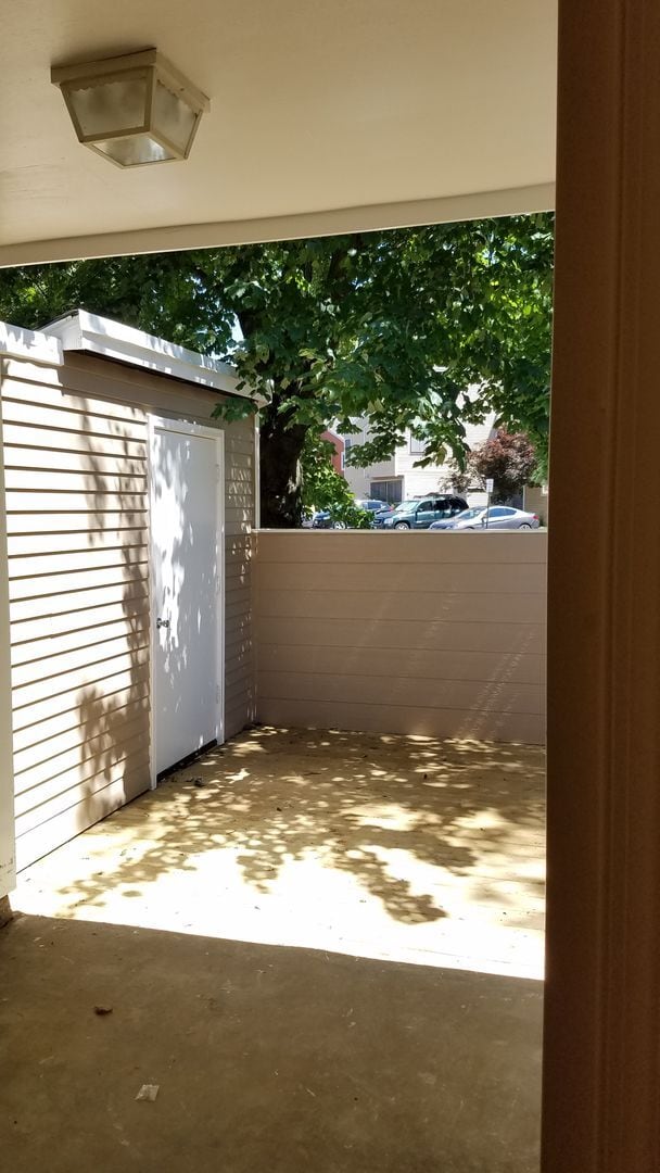 Building Photo - Renovated townhouse in established Frederi...