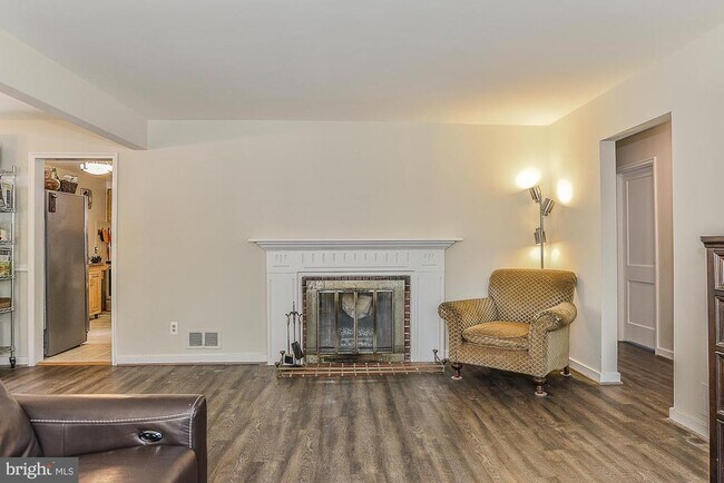 Building Photo - 305 S Fenwick St
