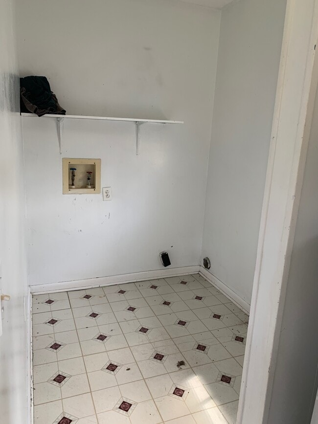 Building Photo - Your Dream Home Awaits in a Charming 3-Bedroom Oasis!