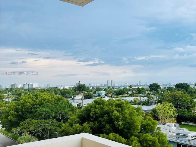 Building Photo - 1455 N Treasure Dr