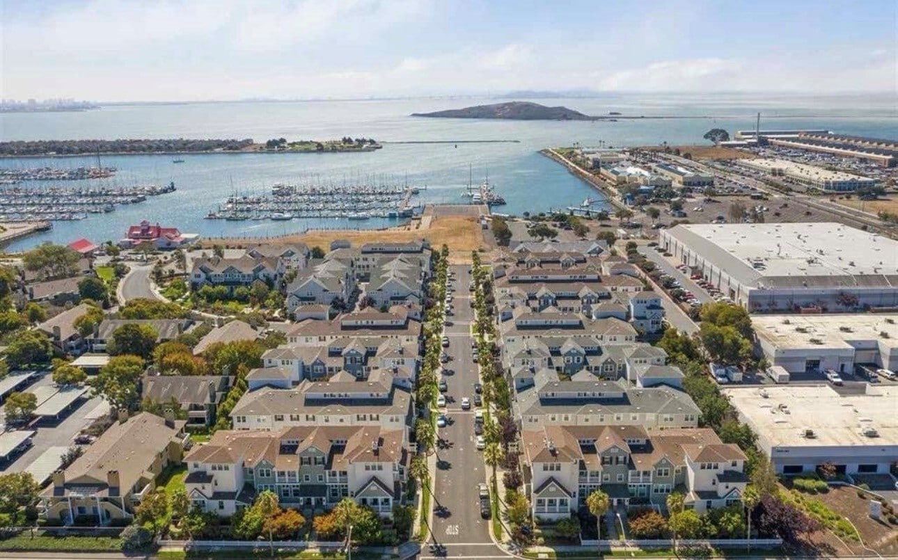 Building Photo - 2110 Northshore Dr