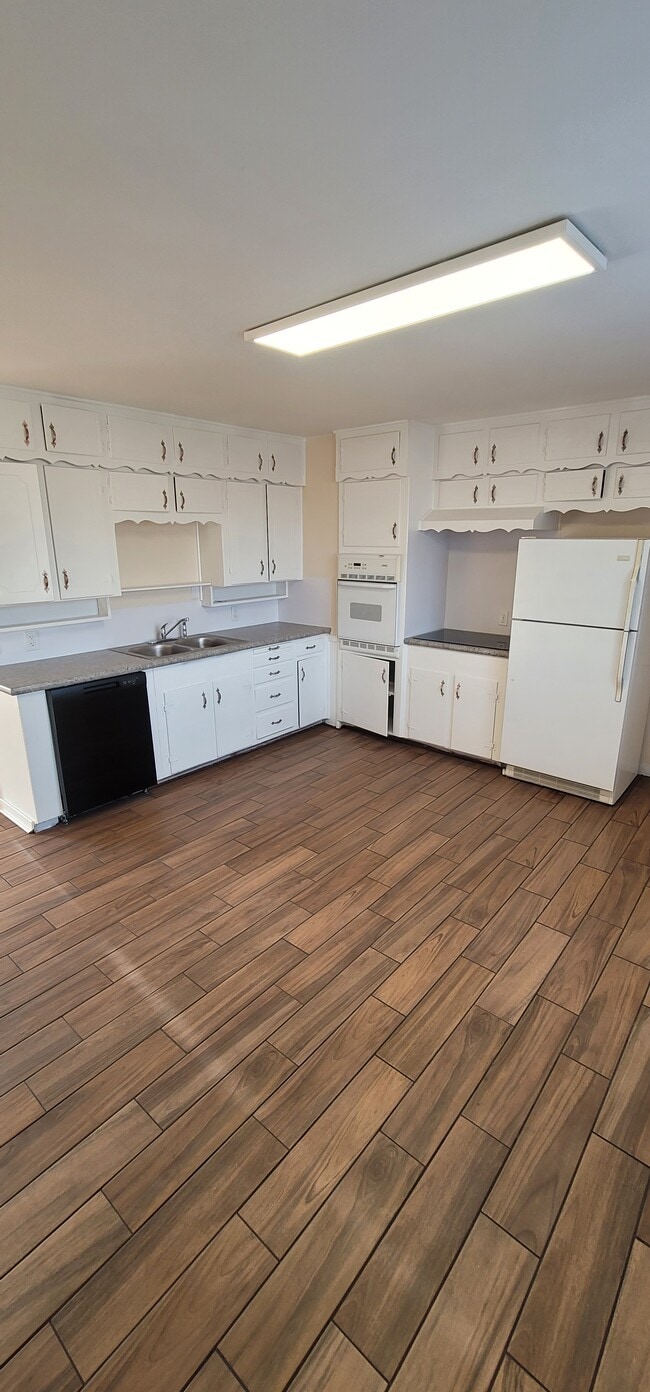 Building Photo - 4107 Lenore Dr