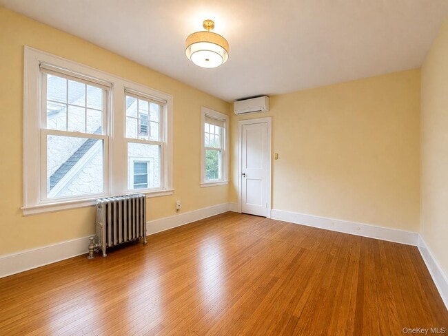 Building Photo - 42 Crestview St