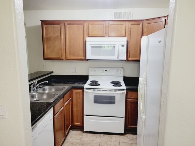 Building Photo - *Great 3 Bedroom Condo in Lakes Area*